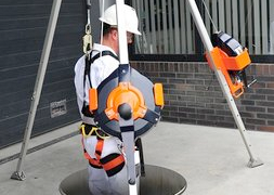 Driepoot ankervoorziening met personenlier MRW betreden besloten ruimte