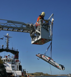 Reddingsbrancard SLIX aan hoogwerker brandweer