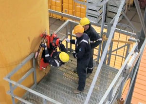 Hangladder betreden redden besloten ruimte tanks reactoren